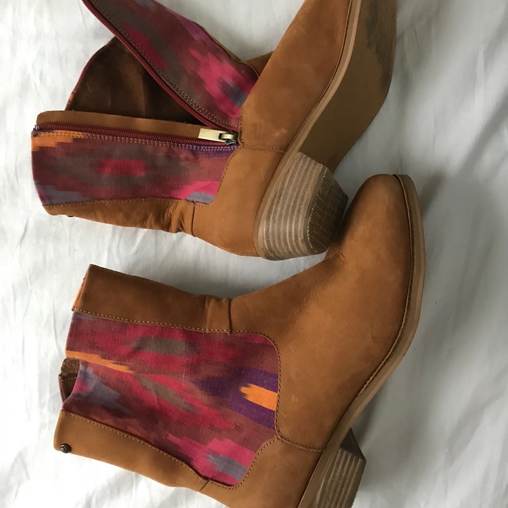 Reef boots 9.5 Aztec print